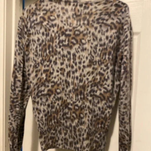 Women's Leopard Print Gray Long Sleeve Cashmere Silk Cardigan in Size Large - Picture 6 of 7